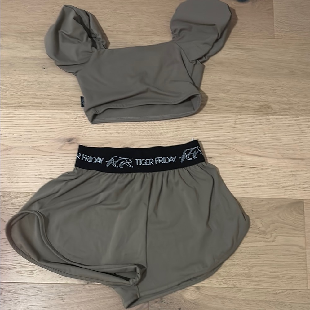 Tiger Friday Two-Piece set adult extra small perfect condition!